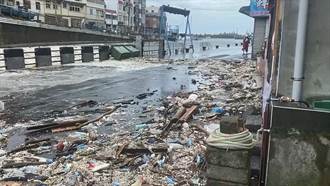 卡努颱風來又適逢大潮 海漂垃圾湧進鼻頭漁港