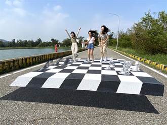 金門太湖再添打卡新熱點 「西洋棋盤」漂浮堤岸引遊客搶拍