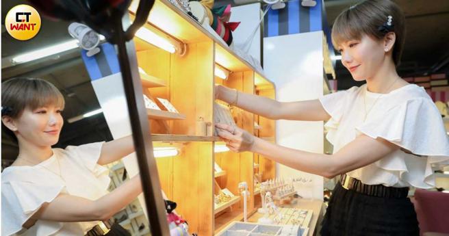 饰品都是大牙亲自挑选从韩国批货回来。（图／侯世骏摄）