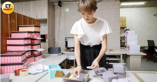 草创初期不想增加成本，包装品管都是大牙自己弄，连老公都来帮忙，还弄到手都破皮。（图／侯世骏摄）