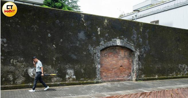 考古学界不满台北市文化局取消「台北监狱围墙遗蹟」推广教育，准备自办「微导览」。（图／黄威彬摄）