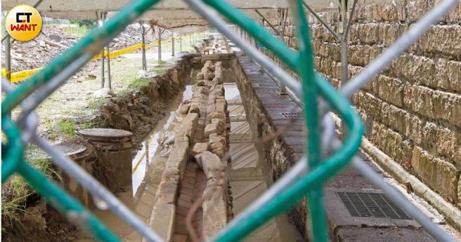 「台北监狱围墙遗蹟」发掘出保存完整的尖底明沟，还发现「薰蒸室」遗迹。（图／黄威彬摄）