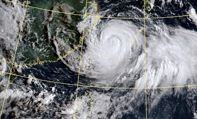 北部今天风雨越晚越强，将持续至明白天，基隆北海岸可能出现10级阵风，达停班课标准。（中央气象局提供）
