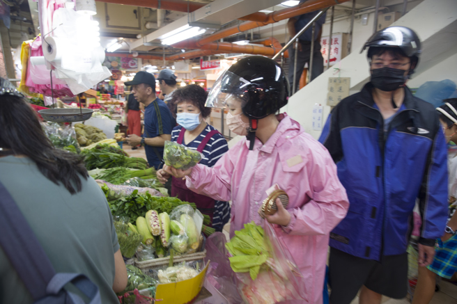 醫師沈政男認為根本沒有所謂的共同生活圈這回事，建議要解決颱風假放或不放的問題，就得有補班補課制度。（圖／示意圖，記者杜宜諳攝影）