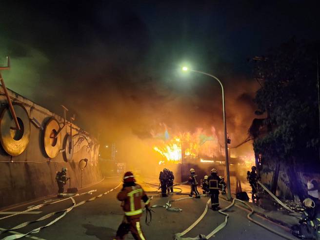 台北市士林區延平北路七段今凌晨3日0時51分許發生一起火警。（翻攝畫面）