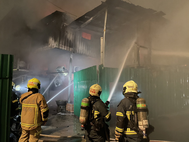 台北市士林區延平北路七段今凌晨3日0時51分許發生一起火警。（翻攝畫面）