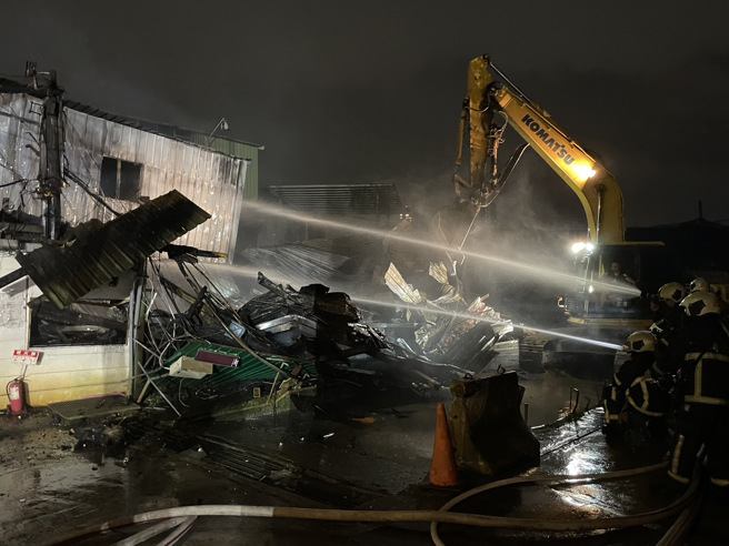 台北市士林區延平北路七段今凌晨3日0時51分許發生一起火警。（翻攝畫面）