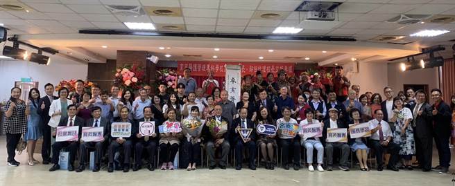 高雄市1日舉行各大院校新舊校長交接佈達典禮，而育英醫專由曾擔任台東原民處處長的吳鄭善明接任新校長職位。（高市育英醫專提供／楊舒婷高雄傳真）