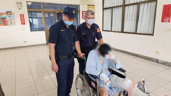 谢男在警方戒护下制作笔录。（读者提供／曹婷婷台南传真）