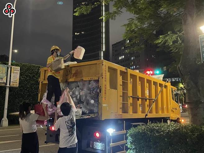 台北市環保局表示，為顧及市民及清潔隊員人身安全，3日暫停收運垃圾，包含含廚餘及回收物。（本報資料照片）