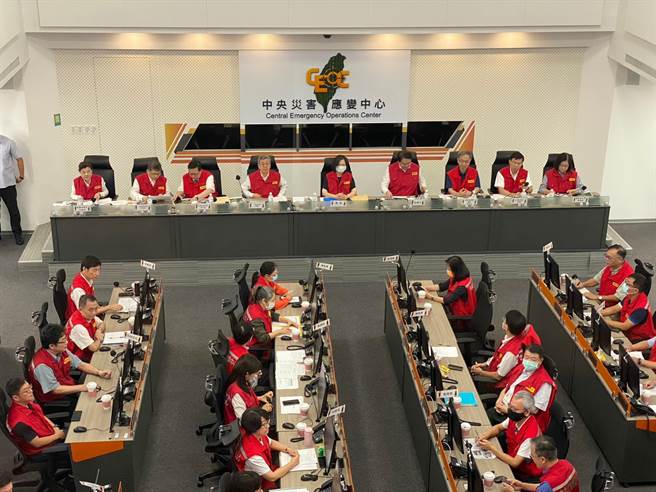 卡努颱风趋逼近台湾，总统蔡英文3日上午视察中央灾害应变中心，主持第5次工作会报，她带来星巴克咖啡慰勉第一线执勤同仁。（高钧麟摄）