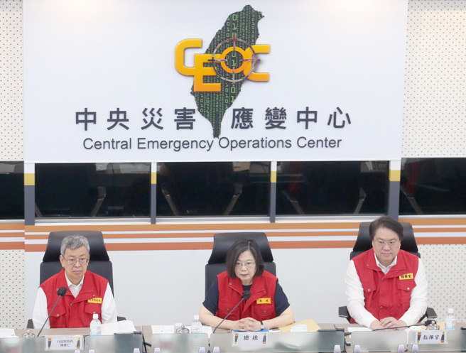 蔡英文总统（中）3日在行政院长陈建仁（左）及内政部长林右昌（右）陪同下，视察中央灾害应变中心，并慰问留守人员。（范扬光摄）