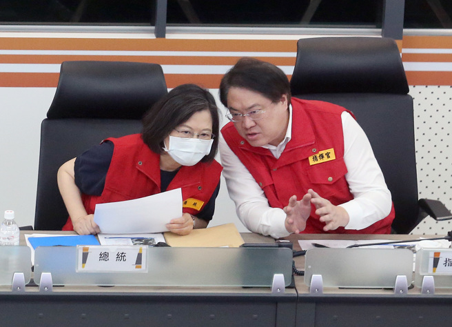 蔡英文总统（左起）3日在内政部长林右昌（右）陪同下视察中央灾害应变中心，并不时交换意见。（范扬光摄）