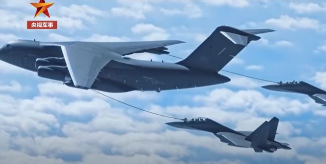 中方首度公開運油-20在海上為殲-15航母艦載戰機加油的畫面。（央視）