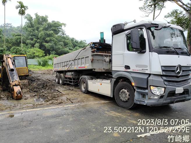 嘉義縣環保局及警方今天在竹崎鄉查獲非法北土南送車輛。（嘉義縣環保局提供／廖素慧嘉傳真）