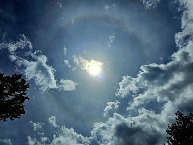 中度颱風卡努接近北台灣前夕，武陵農場2日中午時分出現罕見的「日暈」，抬頭望去彷如天空出現亮麗有神的「大眼睛」。（武陵農場提供／潘虹恩台中傳真）