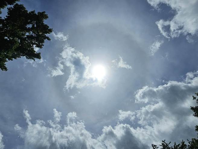 中度颱風卡努接近北台灣前夕，武陵農場2日中午時分出現罕見的「日暈」，令遊客驚呼。（武陵農場提供潘虹恩台中傳真）
