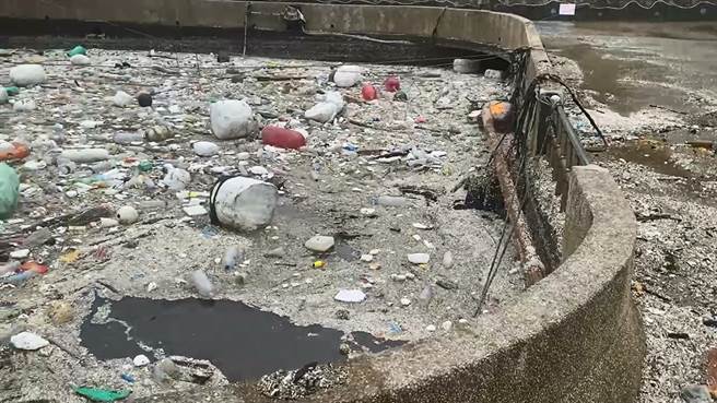 新北市瑞芳區鼻頭漁港湧進大量海漂垃圾，並且因為大潮影響，不少海漂垃圾被浪打到路面上。（讀者提供／張志康新北傳真）