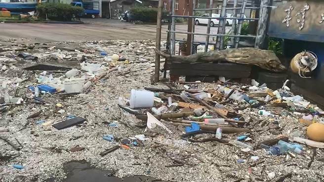 新北市瑞芳區鼻頭漁港湧進大量海漂垃圾，並且因為大潮影響，不少海漂垃圾被浪打到路面上。（讀者提供／張志康新北傳真）