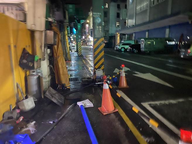 ▲工務處當下啟動抽水站抽水，並加設抽水機2台協助排水，解除淹水危機。（基隆市政府提供／徐佑昇基隆傳真）