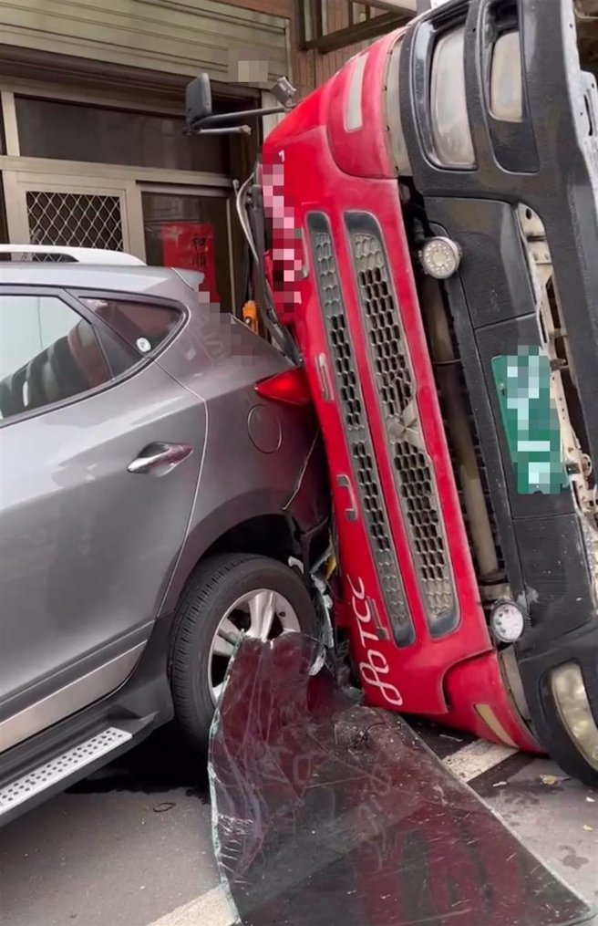 水泥預拌車疑轉彎失控側翻，撞擊路旁3個店家及1輛汽車。（市議員楊朝偉提供／陳夢茹桃園傳真）