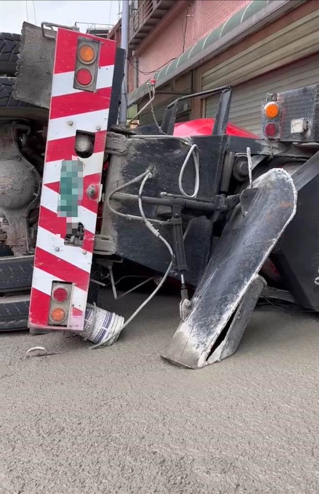 水泥預拌車疑轉彎失控側翻，橫躺民宅門口。（市議員楊朝偉提供／陳夢茹桃園傳真）