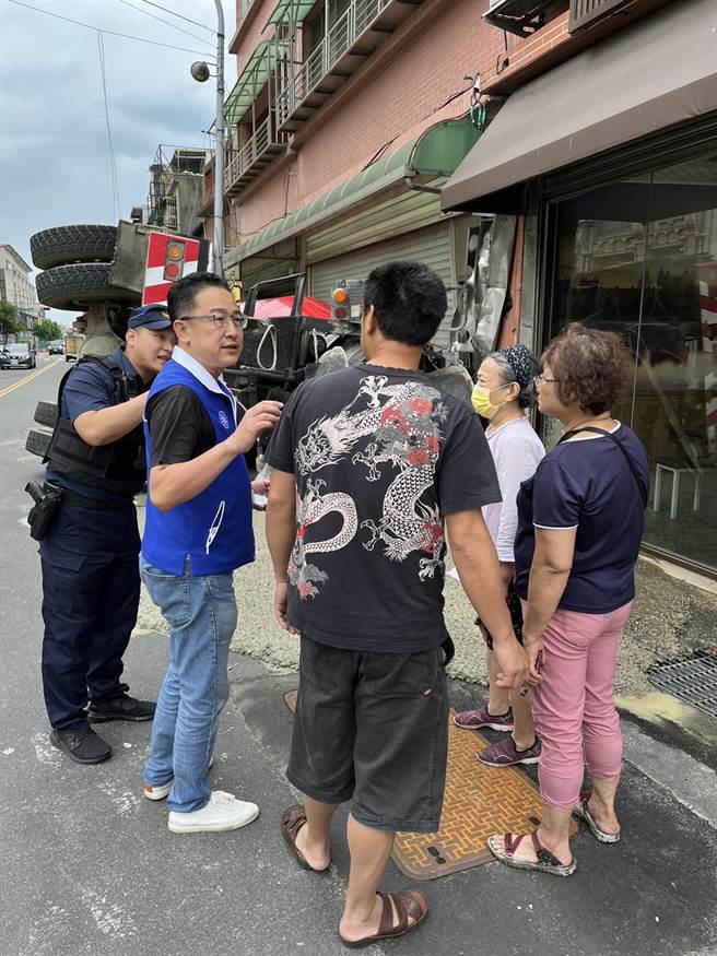 水泥預拌車疑轉彎失控側翻，市議員楊朝偉剛好路過給予民眾協助。（市議員楊朝偉提供／陳夢茹桃園傳真）