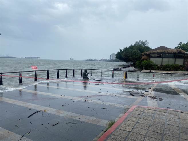 近日卡努颱风逼近台湾，淡水河口一带在今日早上11时35分满潮，海浪也频频拍击上岸，再次淹到马偕祝祷铜像以及身旁的扁舟。(黄敬文翻摄)