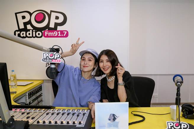 「闹着玩音乐」主持人魏如昀(左)在节目访问许茹芸(右)。（POP Radio提供）