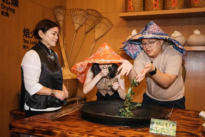 印尼百万网红Ken ＆ Grat夫妻檔到台湾体会亲手炒茶的茶文化。参山处提供
