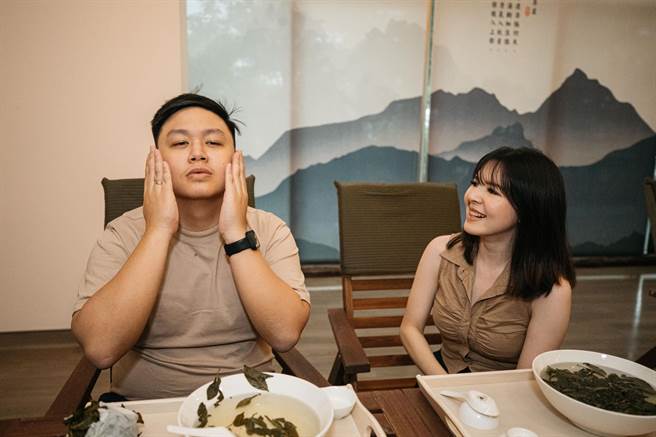 印尼百万网红Ken ＆ Grat夫妻檔对茶叶也可以敷脸感到好奇。参山处提供