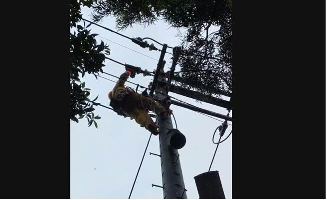 ▲台電即刻派員搶修，目前基隆僅剩七堵區2戶未恢復供電。（台電提供／徐佑昇基隆傳真）