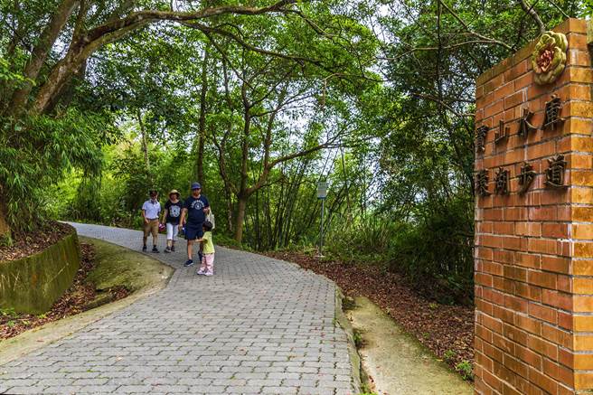 新竹县政府主办「2023森游竹县寻宝特攻队」活动，宝山水库环湖步道最夯，约耗时1小时就可以完成，非常老少咸宜。（罗浚滨摄）