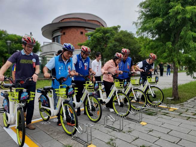 公共自行车「MOOVO」使用电子围篱区域借还车，解决车柱不足问题。（周丽兰摄）