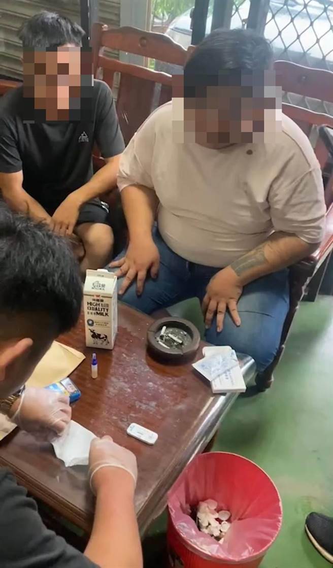 潘姓修车厂少东（右）与同学合谋贩毒。（警方提供）