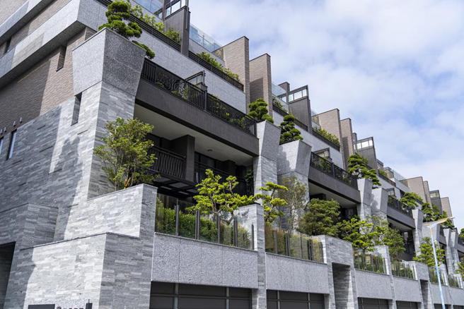 （久樘開發在西屯區12期推出電梯豪墅案「久樘柏登莊園」。圖／業者提供）