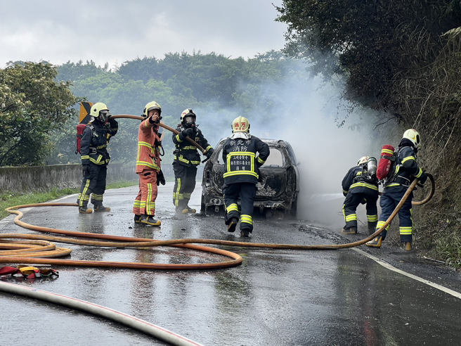 新北市1輛休旅車今（3）日12時許行經106縣道75.5公里處突然冒煙，將車停靠路邊後就起火燃燒。（新北市消防局提供／徐佑昇新北傳真）