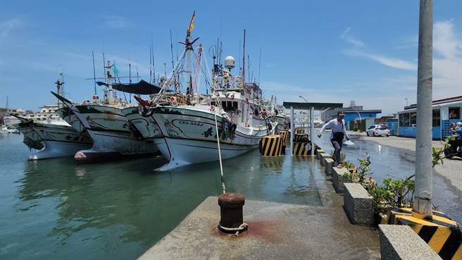 馬公漁港漁船加油站，今午因逢大潮，海水漫淹上一半路面。（許逸民攝）