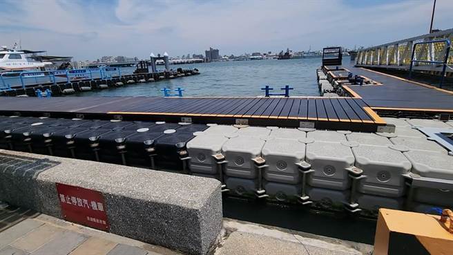 馬公南海遊客中心前碼頭，因為海水水位高漲，遊艇上下船用的浮動碼頭，甚至還高過碼頭。（許逸民攝）