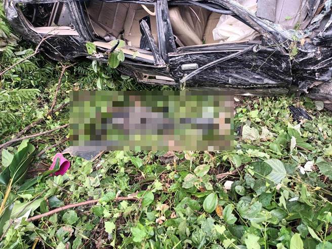 台電輸變電工程處北區施工處一輛承攬商的工程車，3日中午在桃園市復興區發生摔落山谷事故。（翻攝照片／蔡明亘桃園傳真）