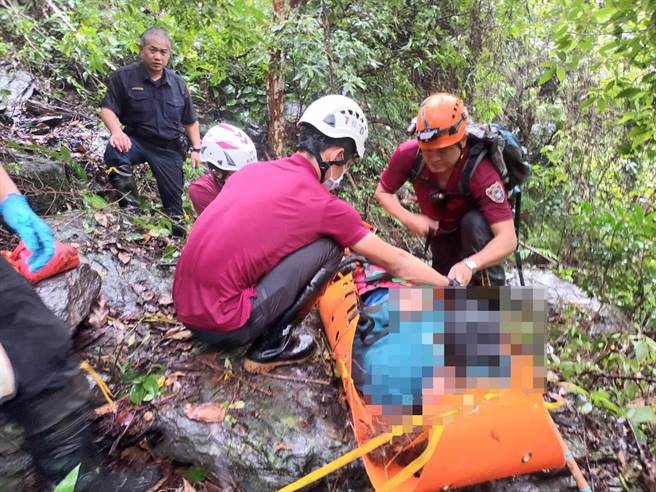 台電輸變電工程處北區施工處一輛承攬商的工程車，3日中午在桃園市復興區發生摔落山谷事故。（翻攝照片／蔡明亘桃園傳真）