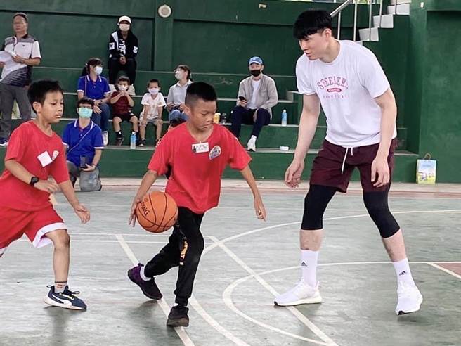 六龟区新威国小学生今年5月间透过书写卡片祈愿「高雄钢铁人」能够到新威，昨天7位钢铁人球员特别到校参与双语运动夏令营，现场与新威国小学生说英语打篮球嗨翻夏令营，一圆小朋友们篮球梦。（高雄市教育局提供／林雅惠传真）