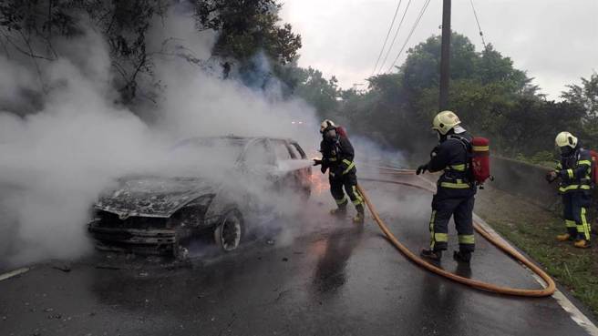 消防隊員指揮現場拉起水線灌救。（新北市消防局提供／徐佑昇新北傳真）