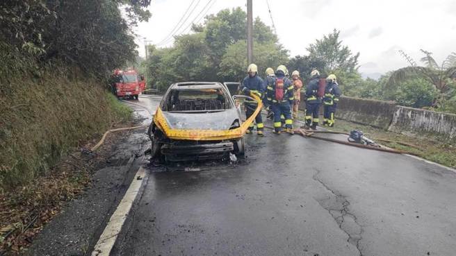消防隊員拉起火災現場封鎖線，將釐清起火原因。（新北市消防局提供／徐佑昇新北傳真）