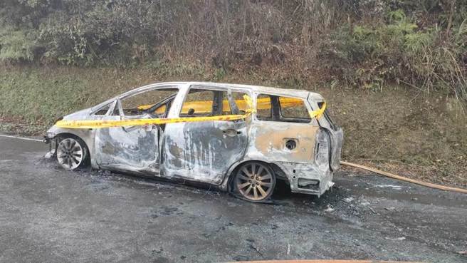 消防隊員拉起火災現場封鎖線，將釐清起火原因。（新北市消防局提供／徐佑昇新北傳真）