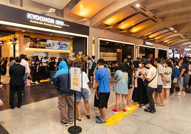 桥村炸鸡颱风天3日开幕，不到半小时就吸引破百人抢先品尝。（桥村炸鸡提供／朱世凯台北传真）