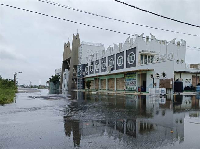 「超級藍月」引發雲林縣超級大潮，水淹雲林區漁會直銷中心。（張朝欣攝）
