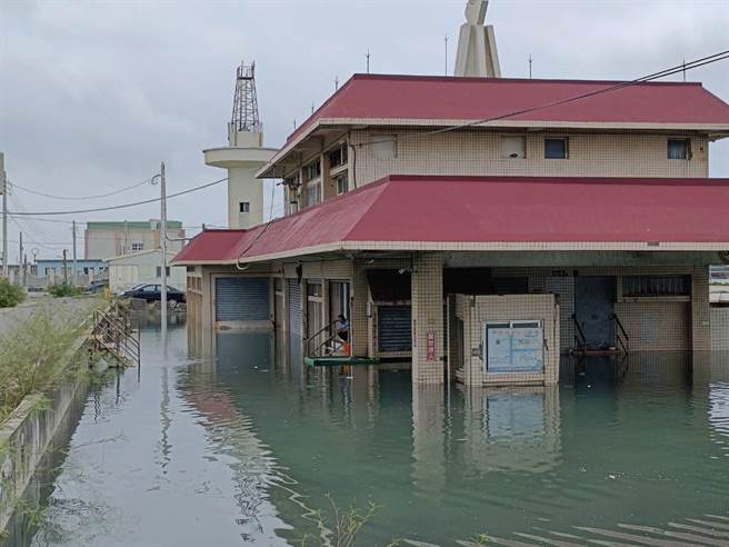 「超級藍月」引發雲林縣超級大潮，雲林區漁會附近加油站成大水池。（張朝欣攝）
