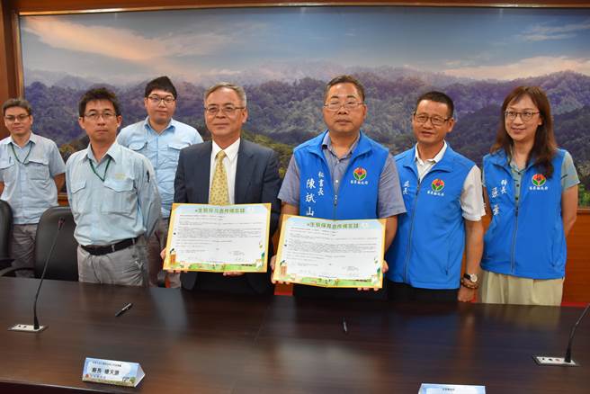 长春石油苗栗厂与苗栗县政府签署生态保育合作备忘录。（谢明俊摄）