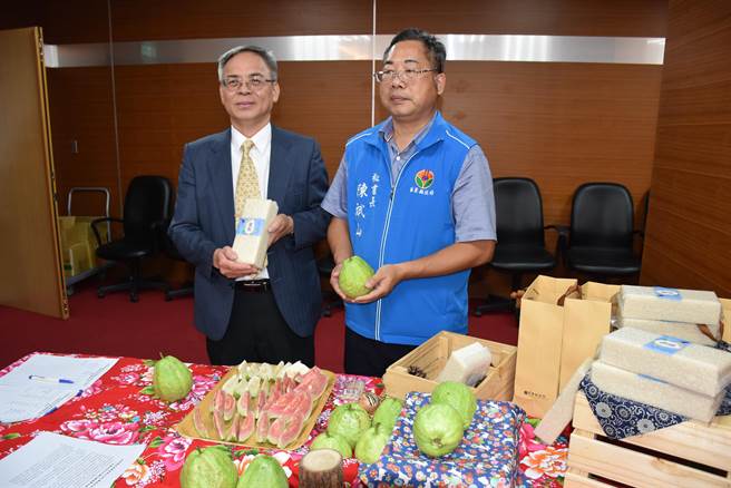 长春石油苗栗厂与苗栗县政府签署生态保育合作备忘录，将认购友善石虎农产品。（谢明俊摄）